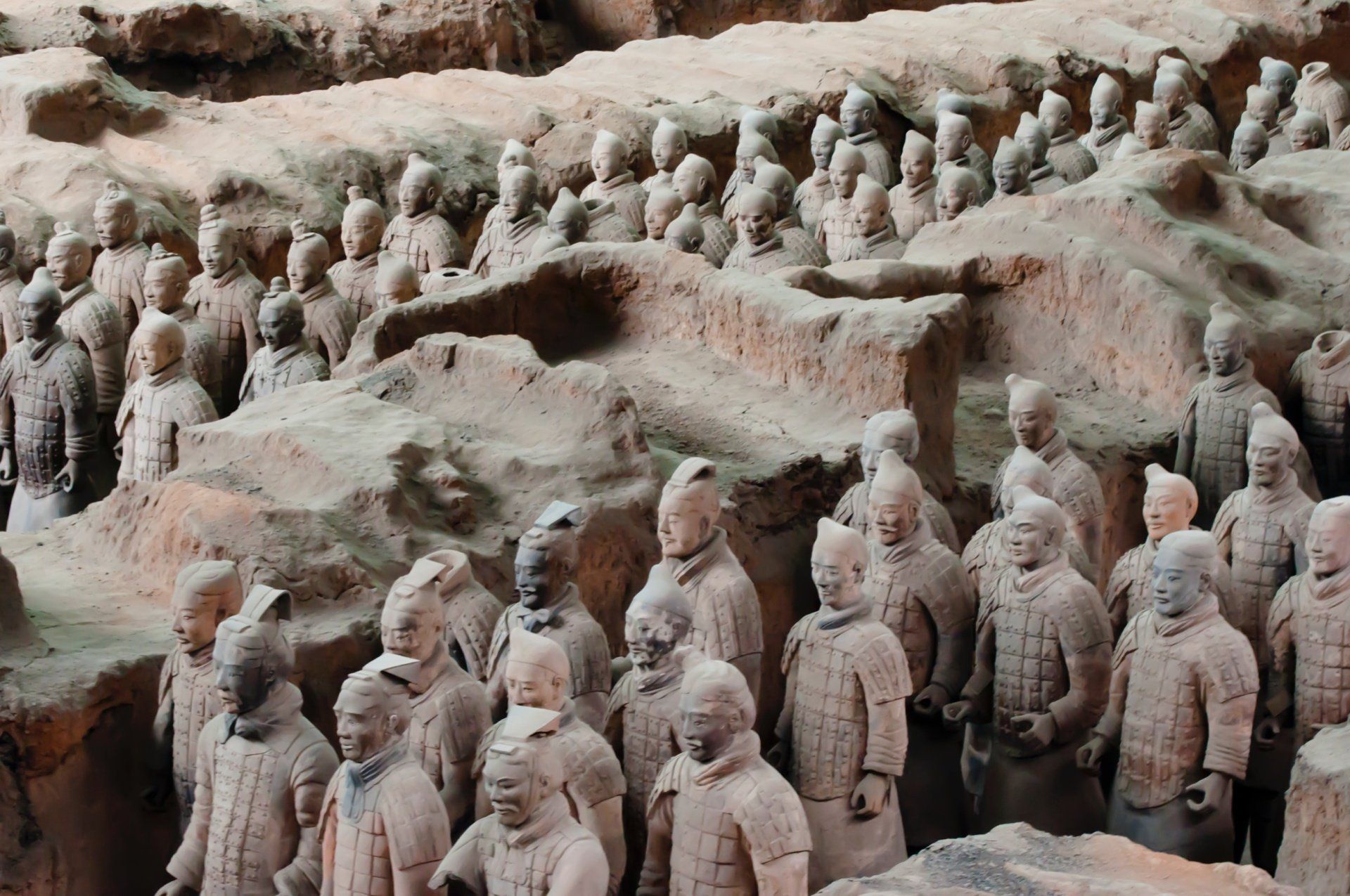 De soldaten van het Terracotta Leger staan ​​in formatie in een grote kuil op het terrein van het mausoleum in Xi'an, China.