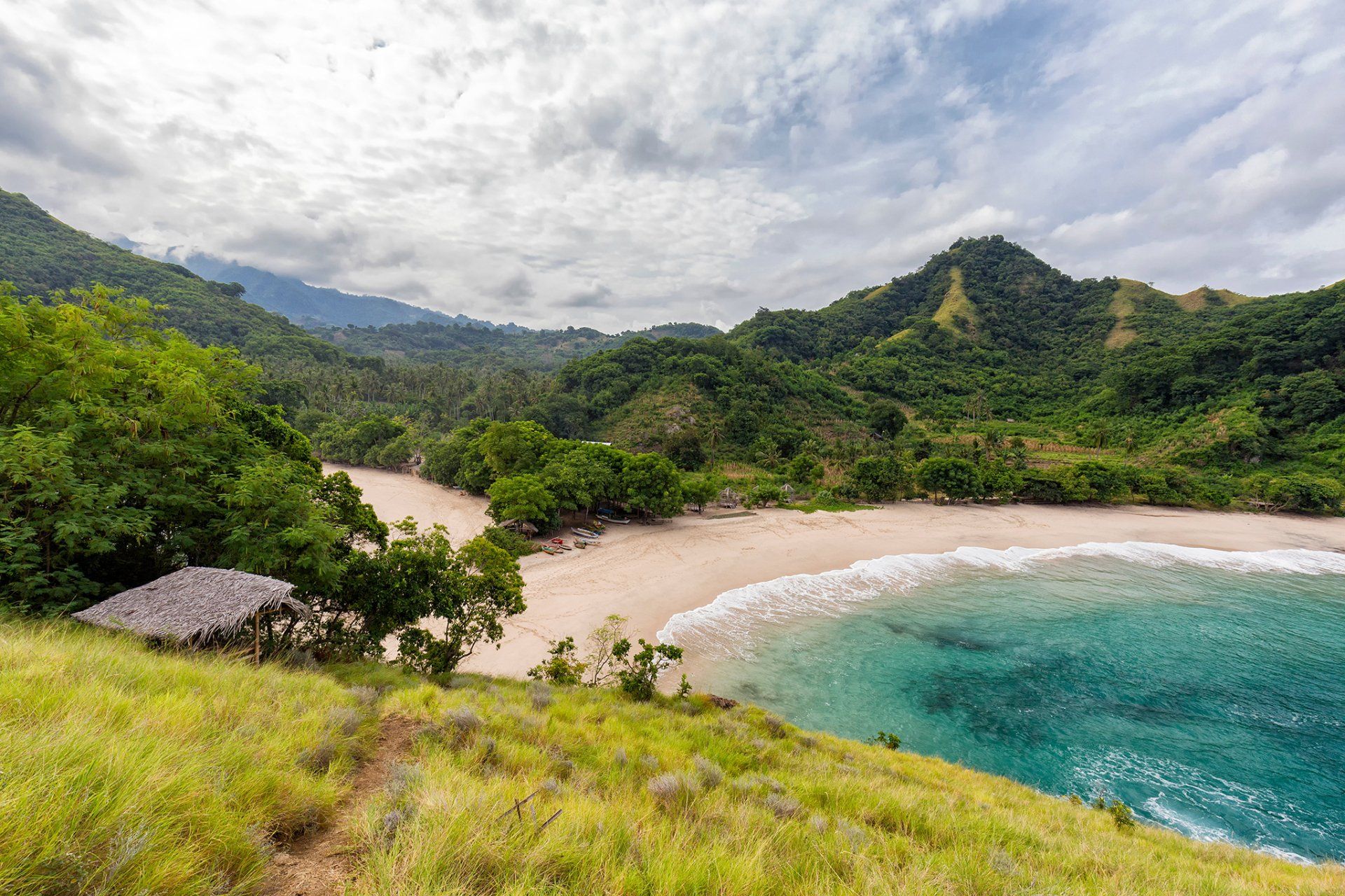 foto koka-strand op het eiland flores in indonesië