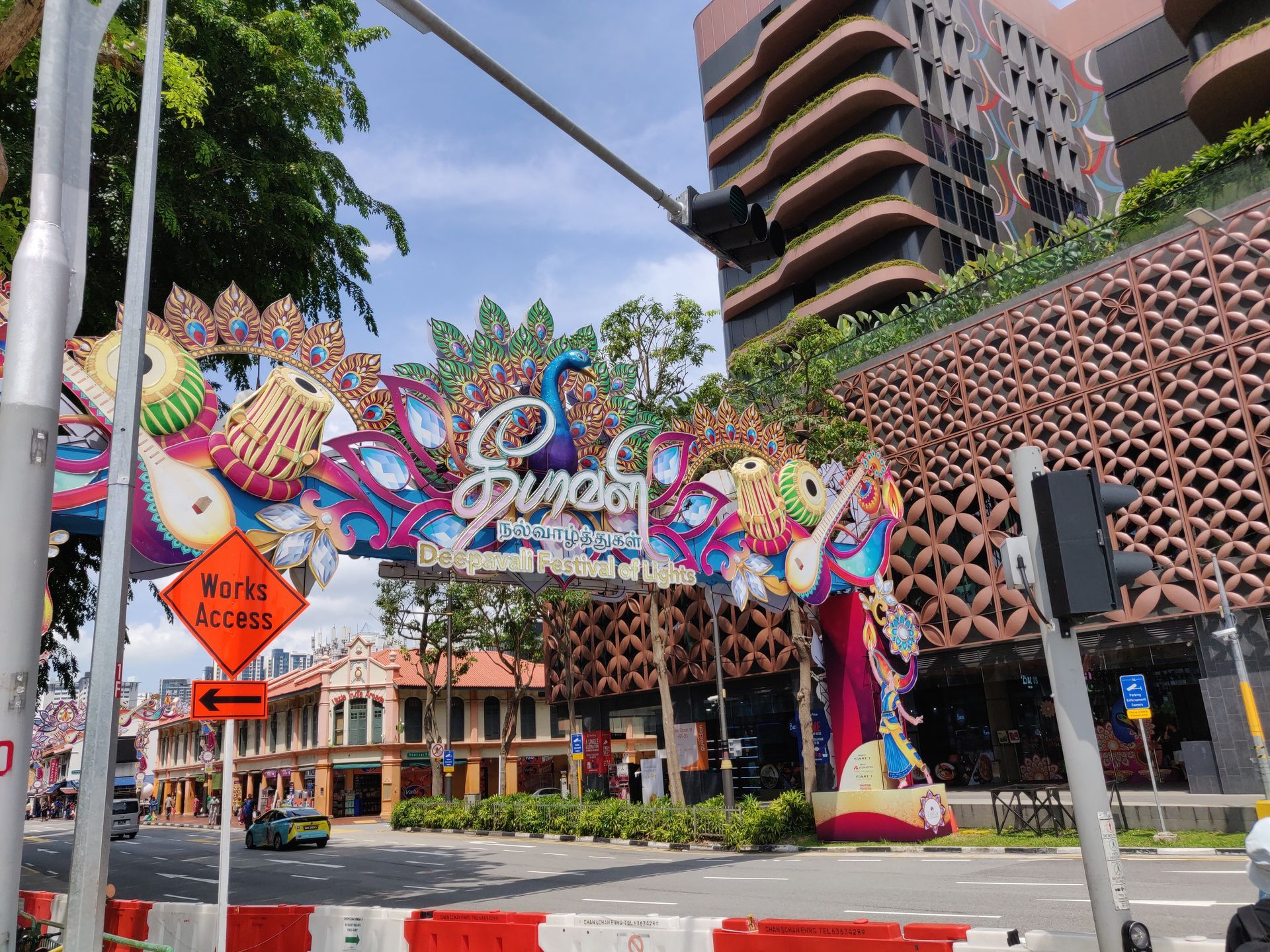 Toegangspoort voor het Deepavali-festival in Little India, Singapore, met kleurrijke versieringen, borden en gebouwen.