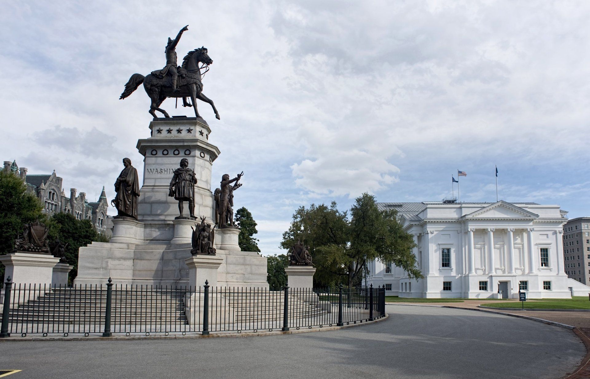 Monument van generaal Robert E. Lee te paard, met het Capitool van de staat Virginia op de achtergrond.