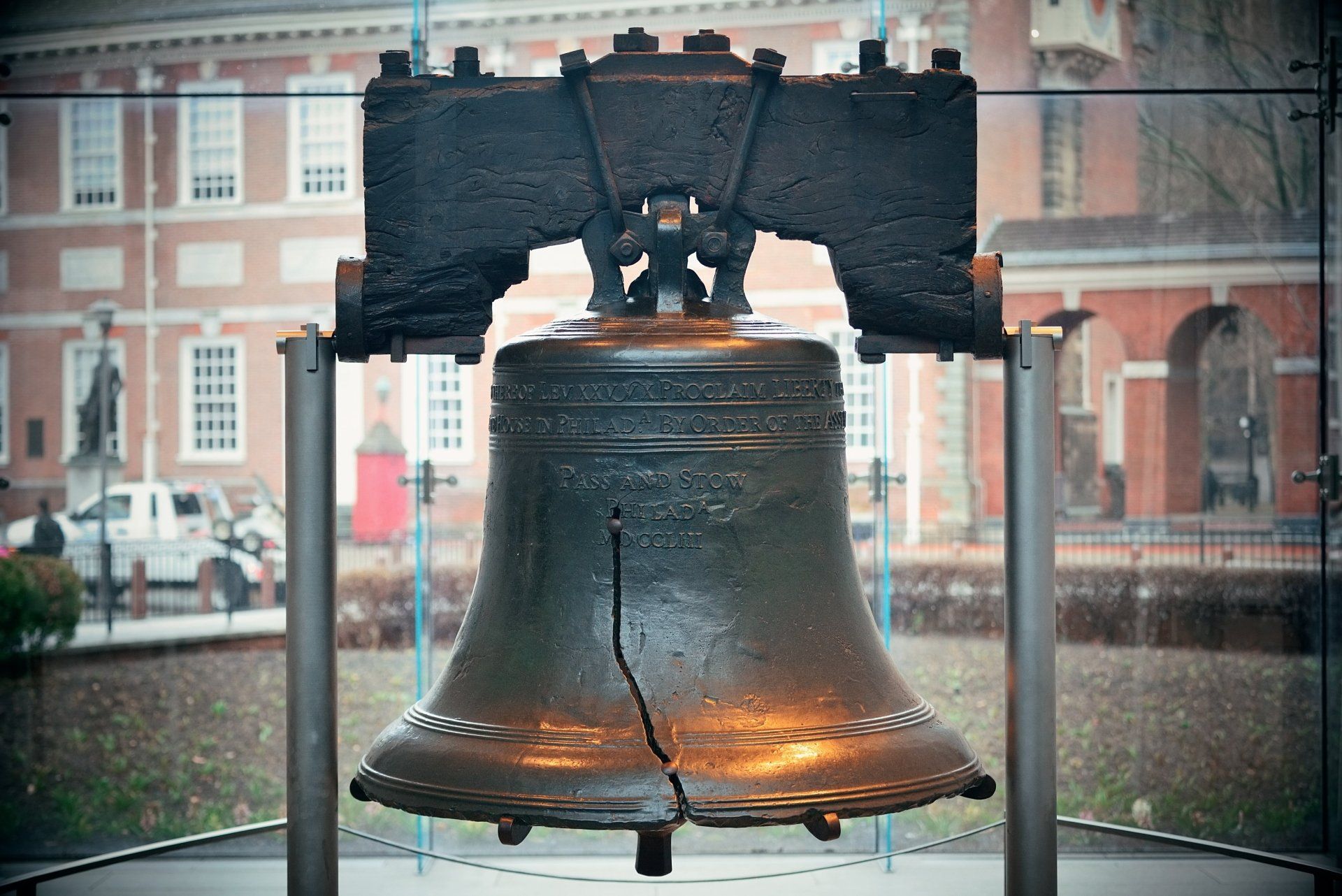 Liberty Bell, Philadelphia, Pennsylvania, in vitrine; historische bronzen klok met een grote barst.