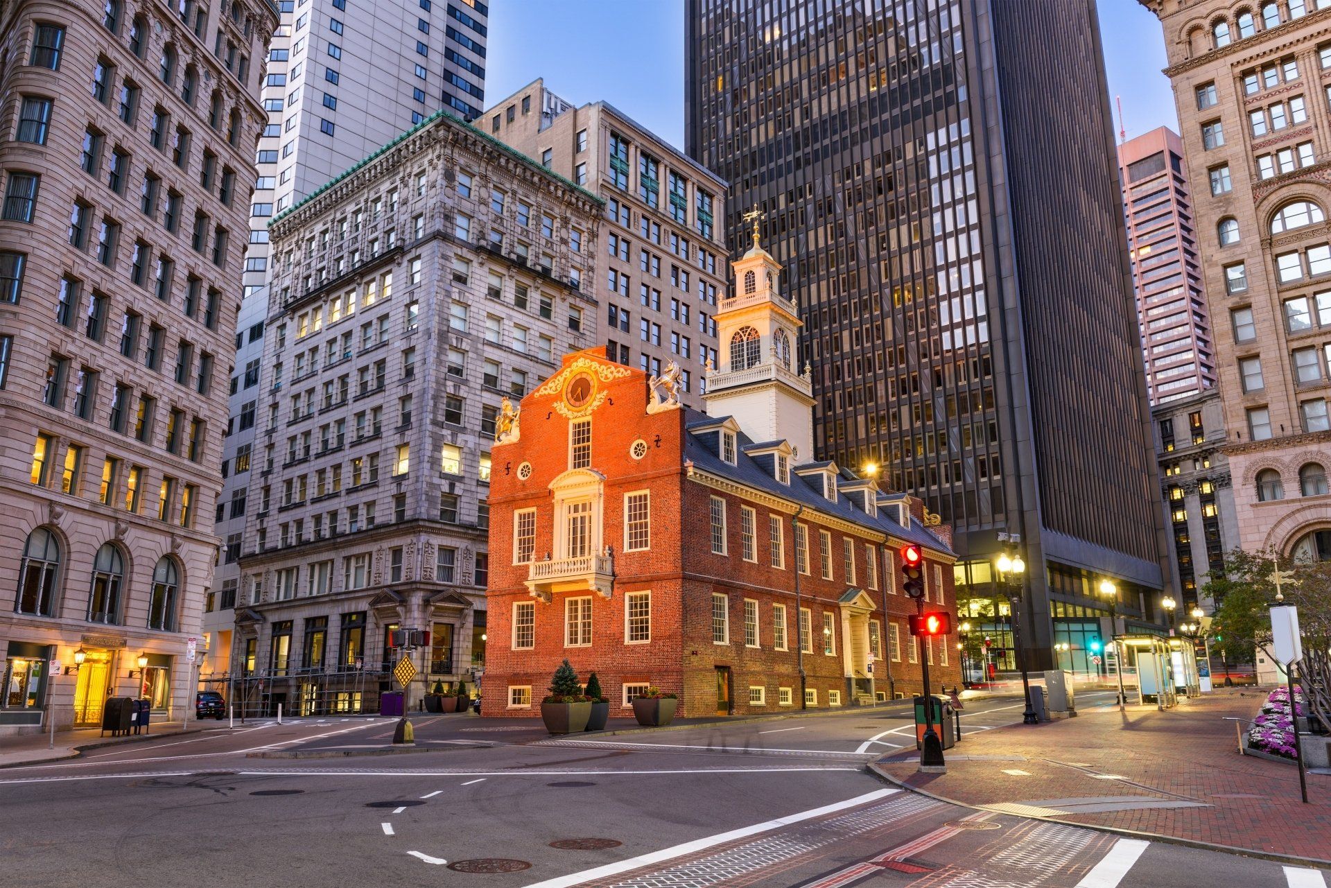 Het Old State House in Boston, Massachusetts, wordt omringd door moderne wolkenkrabbers. Het is een bakstenen gebouw met een torenspits op een kruispunt.