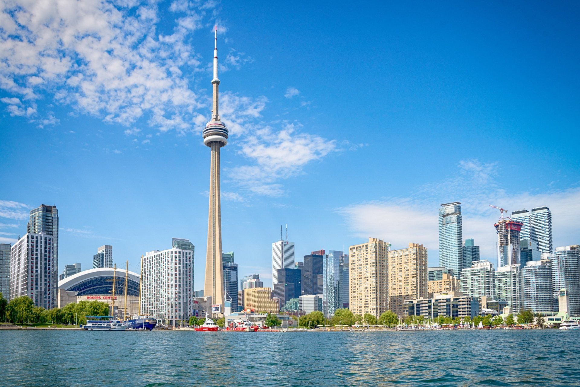 Foto van af het water Toronto Down Town met Rogers Centre