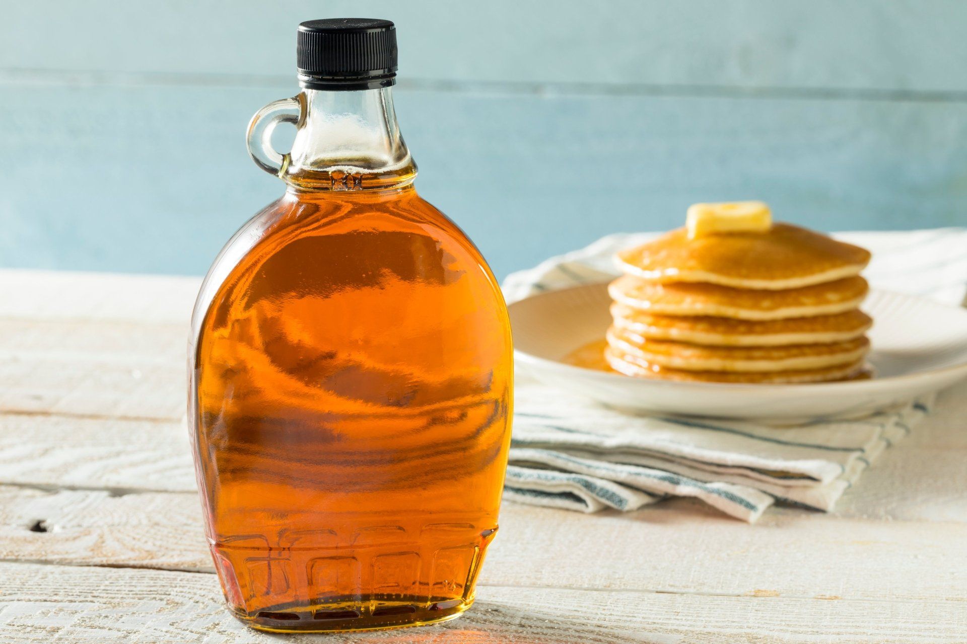 Foto fles Mapleleaf sirup en pancakes
