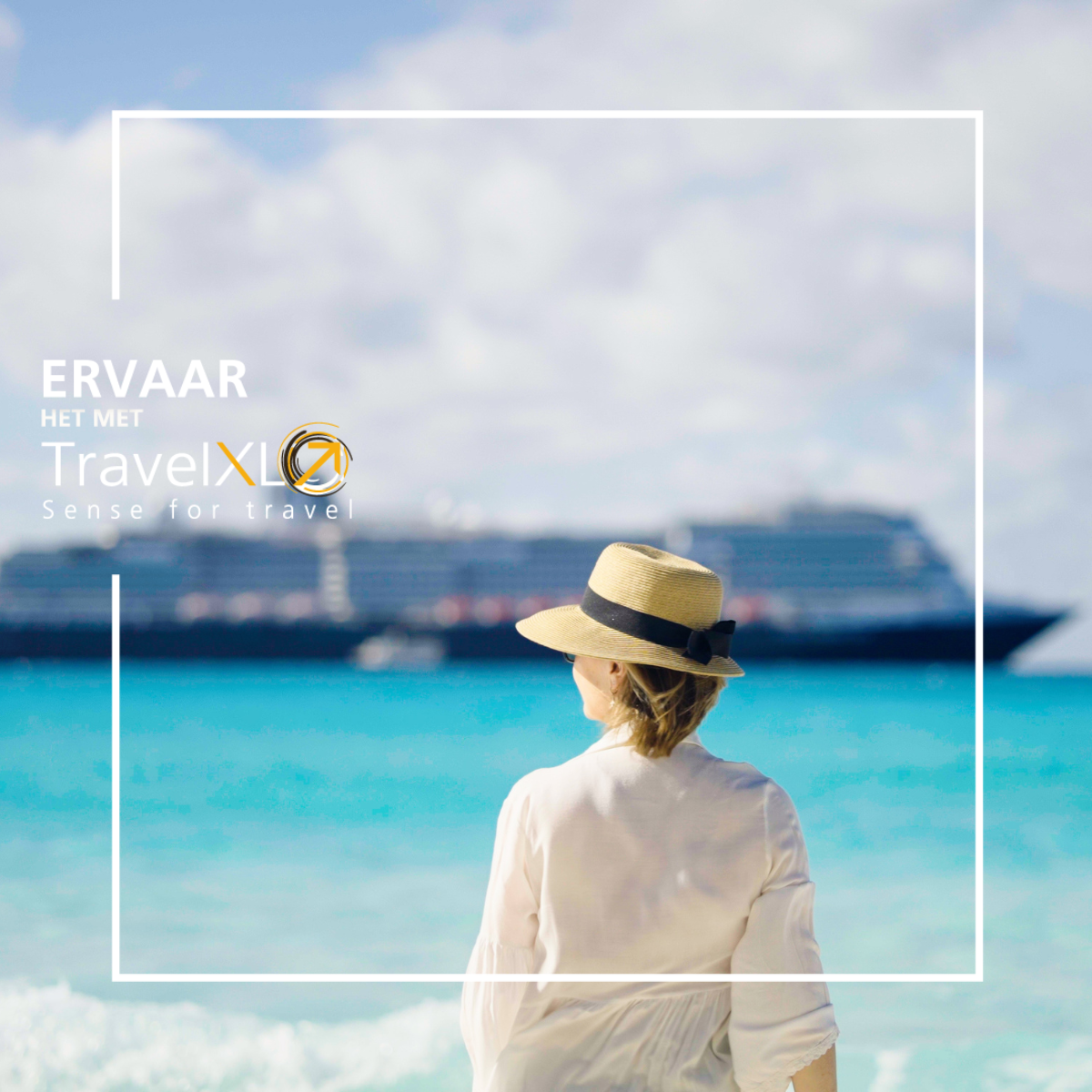 Vrouw met hoed kijkt naar de oceaan met cruiseschip en TravelXL-logo.