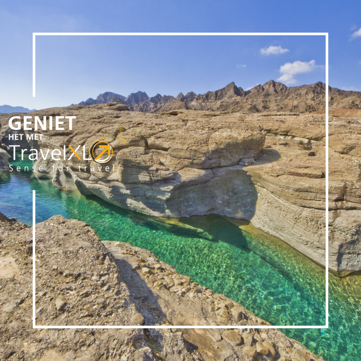 Canyon met turkooizen water, rotsachtige oevers onder een blauwe hemel, logo voor een reisadvertentie.