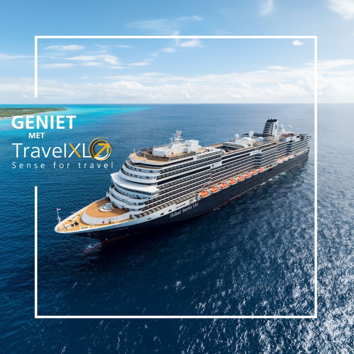 Een cruiseschip vaart op een blauwe oceaan onder een heldere hemel.