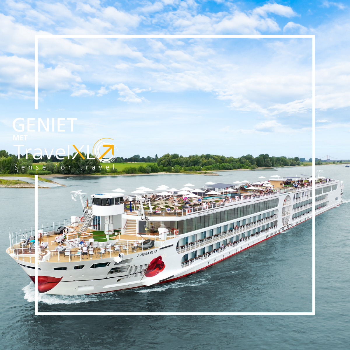 Een riviercruiseschip, wit met een rood rozenlogo, vaart over het water onder een blauwe hemel.
