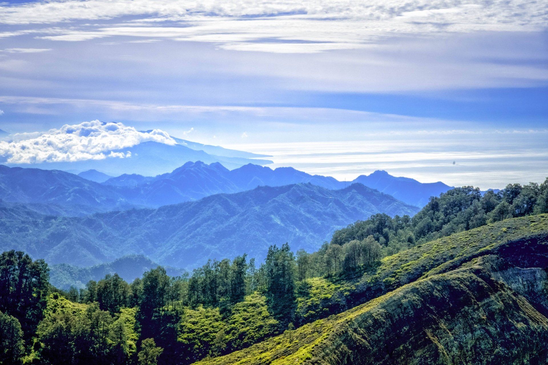 fotoeiland flores, indonesië toont de bergen gaan in de zee