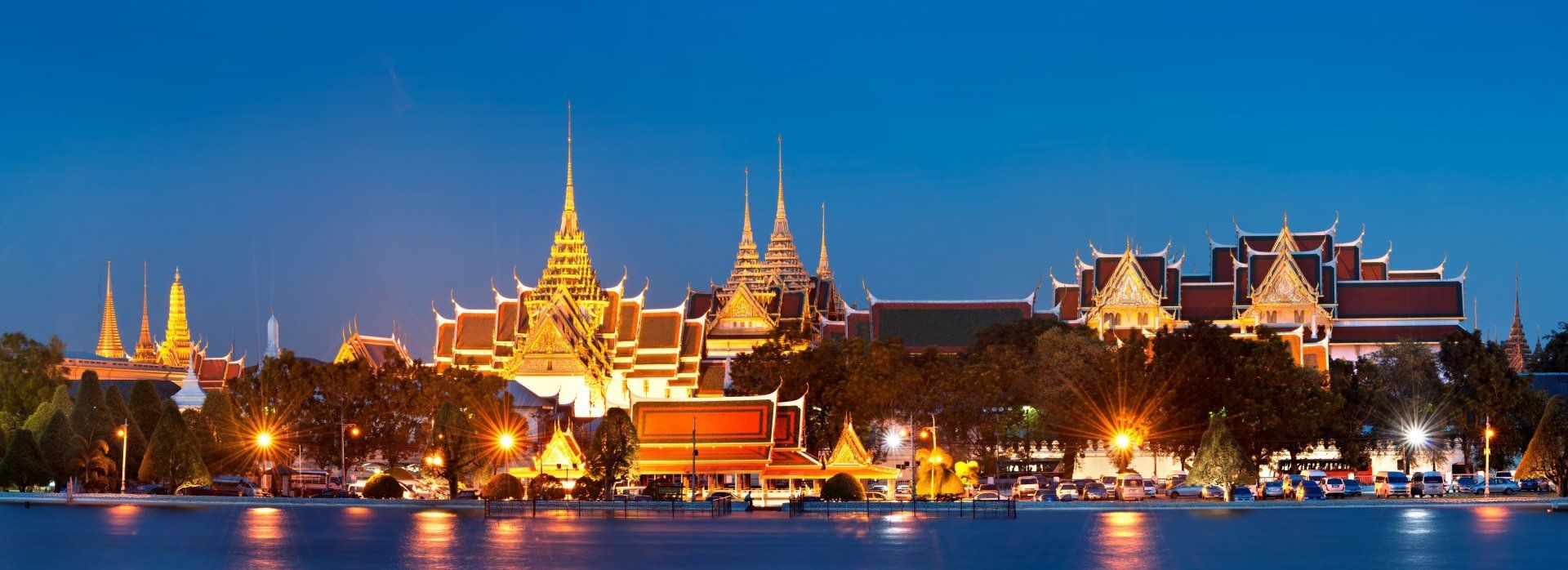 Foto verlichte Tempel Bangkok in de nacht