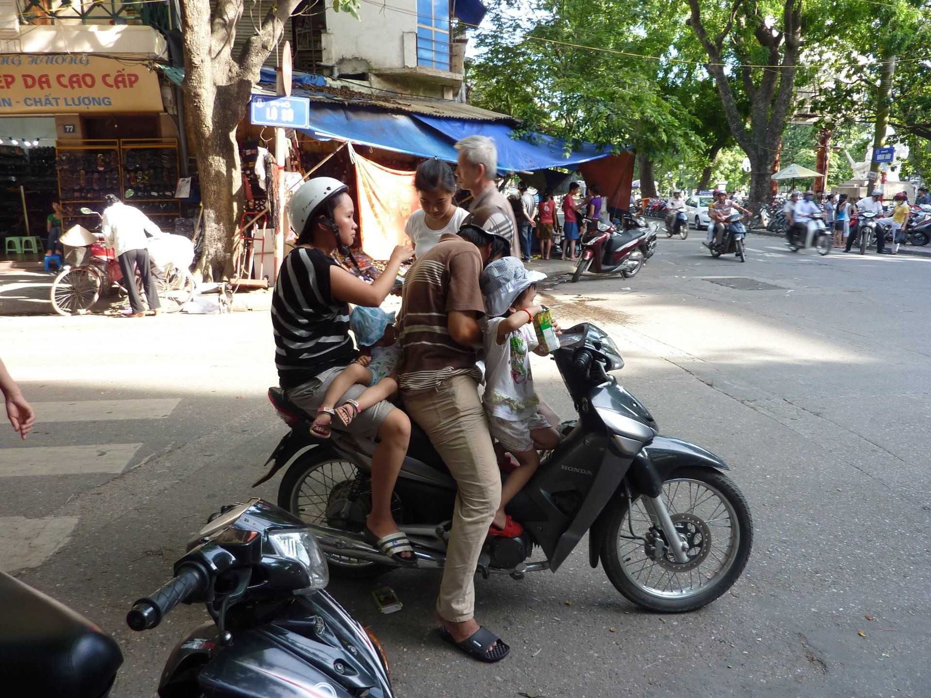 foto van stel op scooter in Vietnam