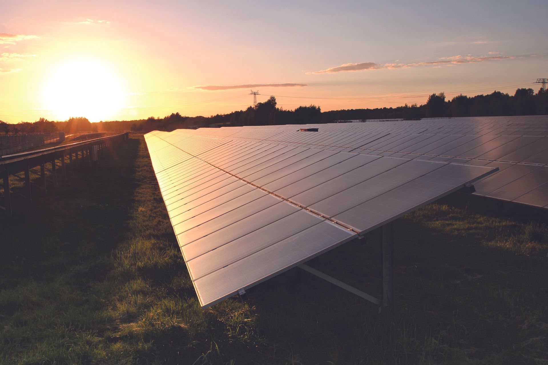 Páneles Solares en Atardecer
