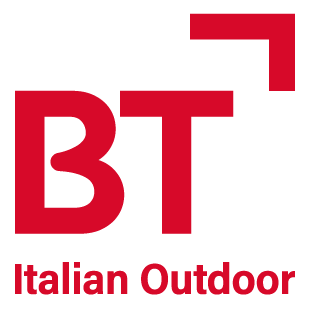 Logo BT Italian Outdoor in rosso su sfondo bianco