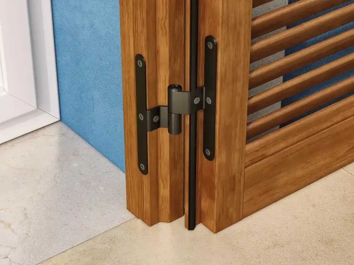 Porta a soffietto in legno con cerniere nere, parzialmente aperta accanto a una parete blu e un pavimento chiaro.