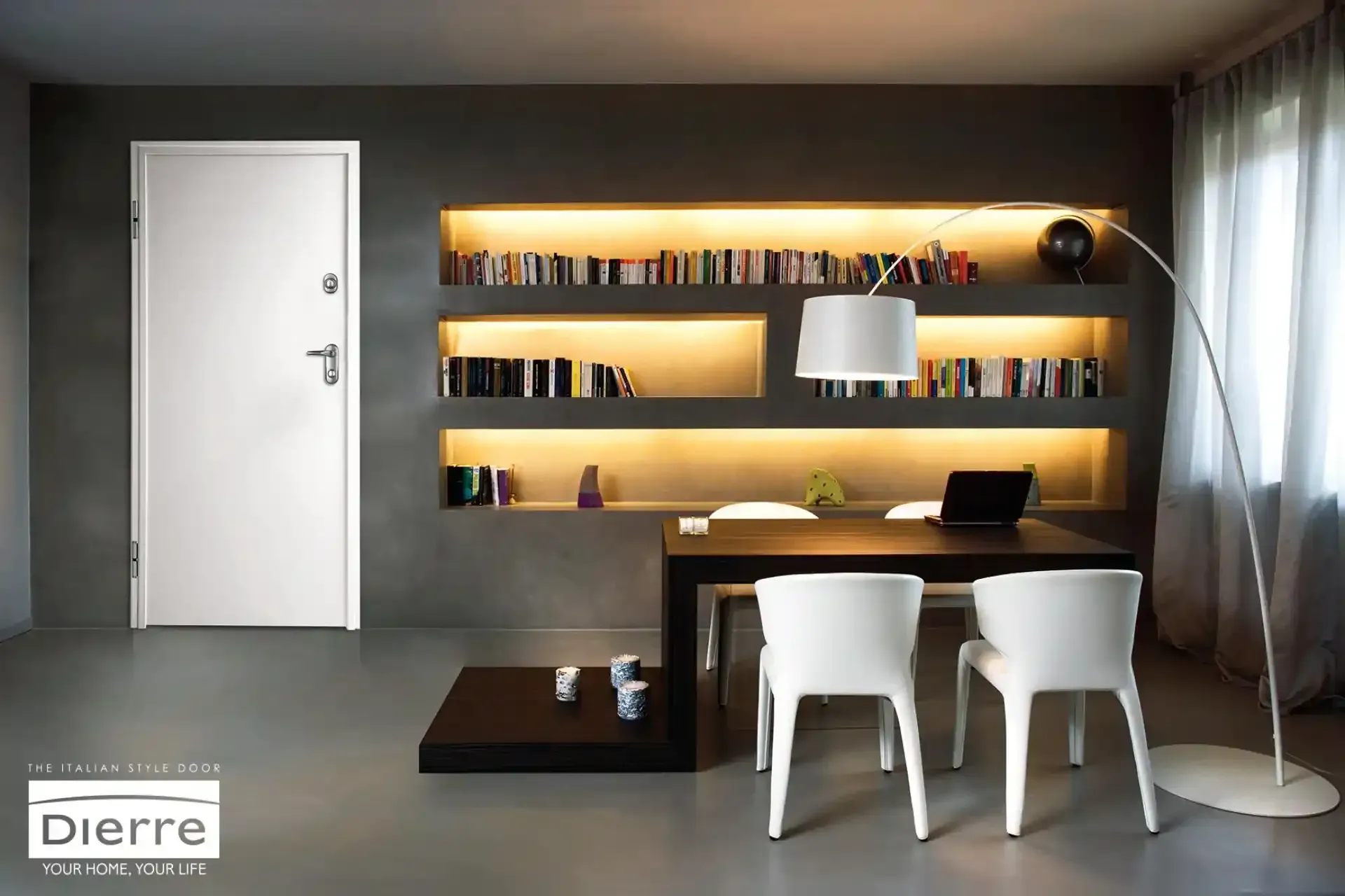 Moderno ufficio domestico con mensole a muro illuminate, scrivania, sedie bianche, lampada e arredi in legno scuro.