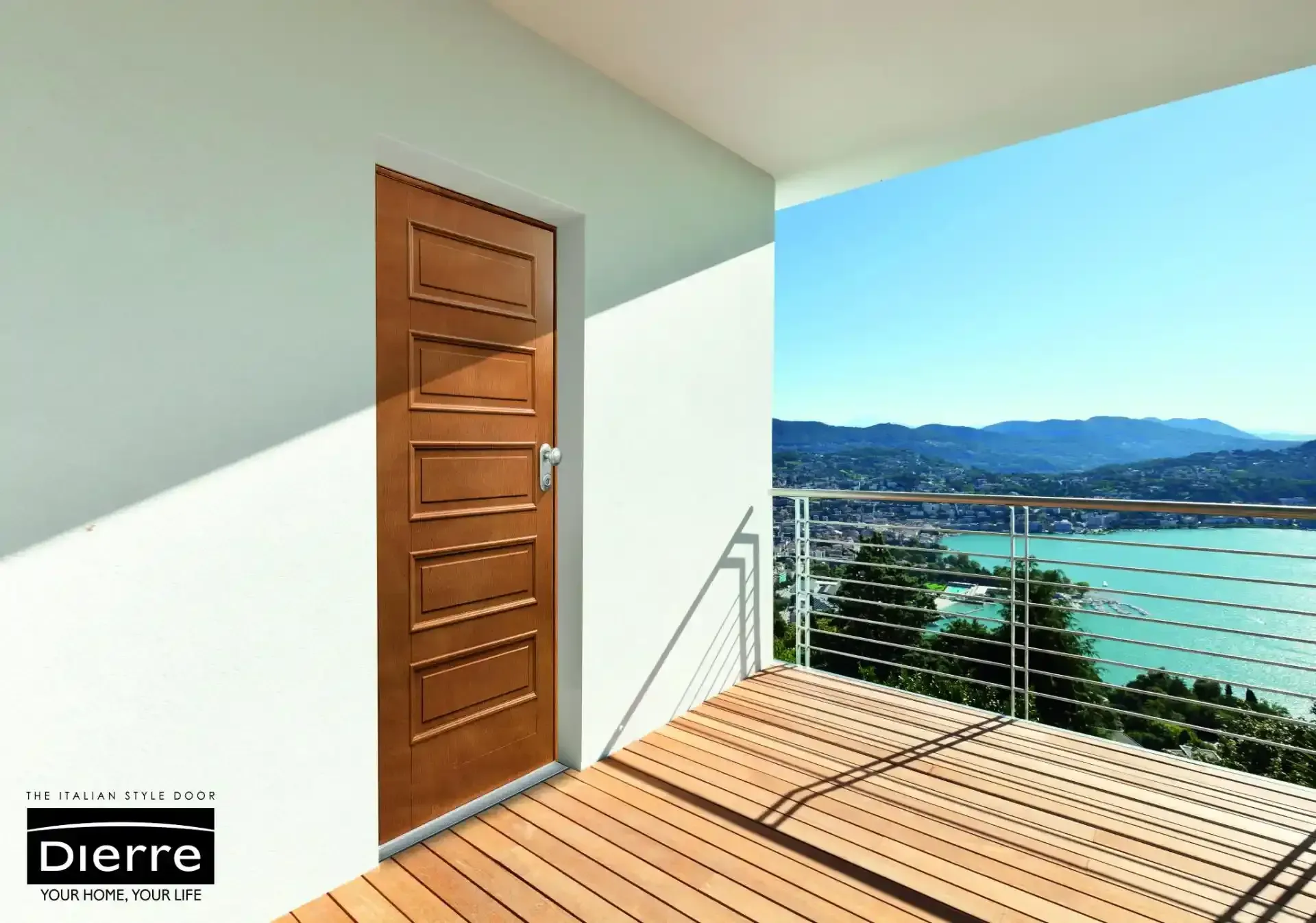 Moderna porta in legno che si apre su una terrazza soleggiata con vista sul lago e sulle montagne.