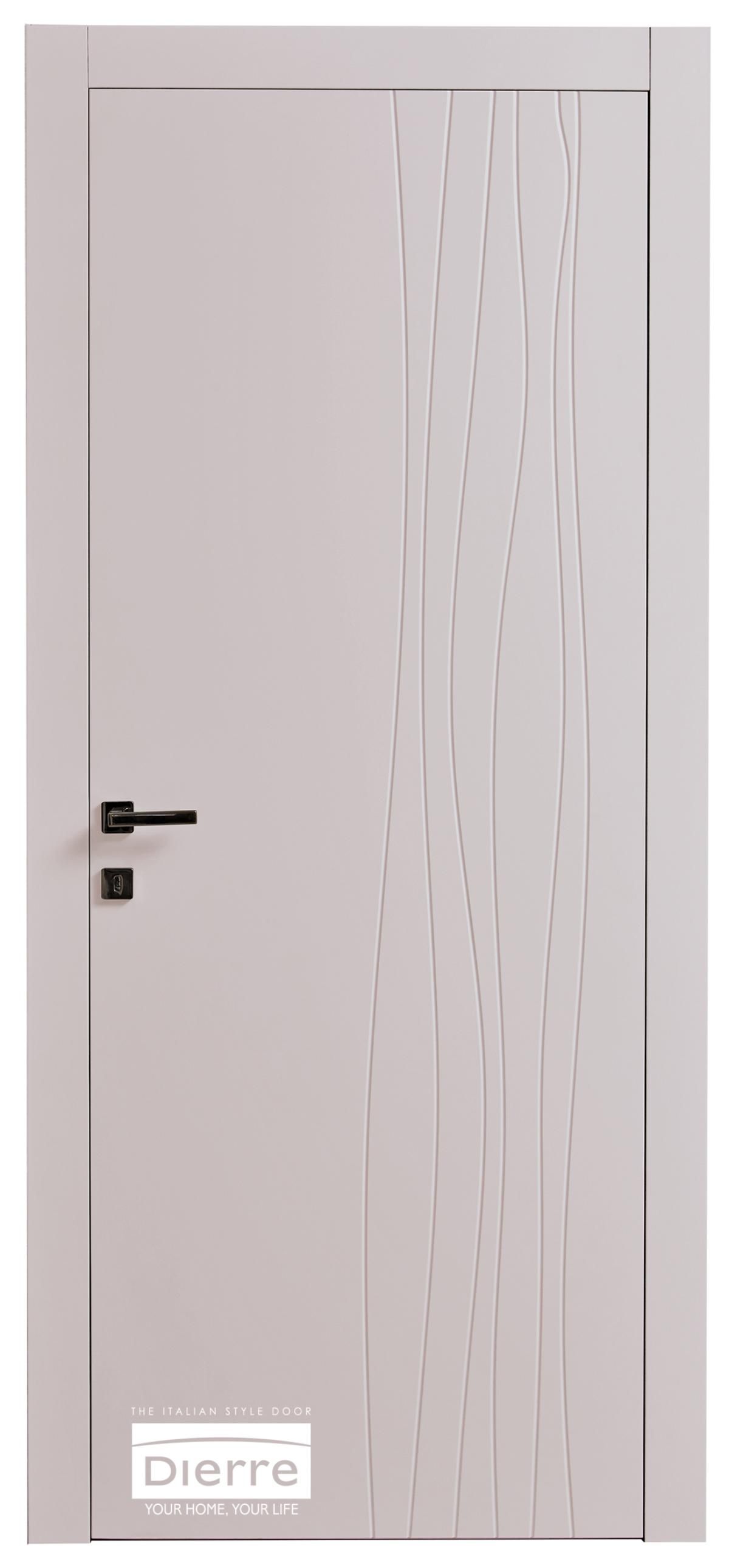 Porta bianca con maniglia nera e sottili scanalature verticali su sfondo liscio.