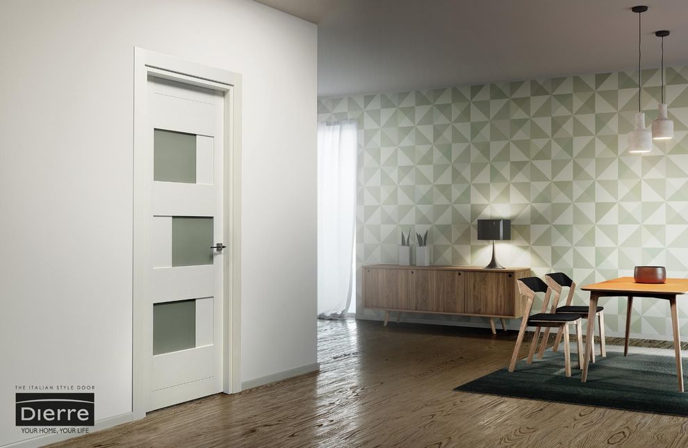 Interno moderno con porta bianca, carta da parati geometrica, consolle e zona pranzo con tappeto.