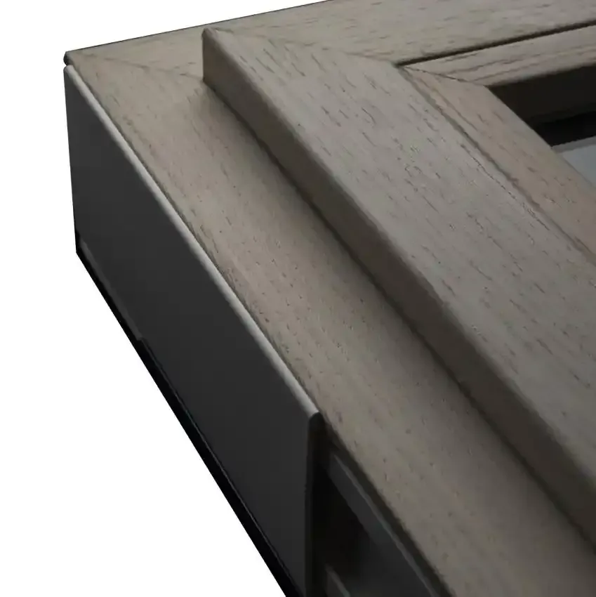 Primo piano di un angolo di una cornice con venature del legno grigie e un pannello interno scuro.