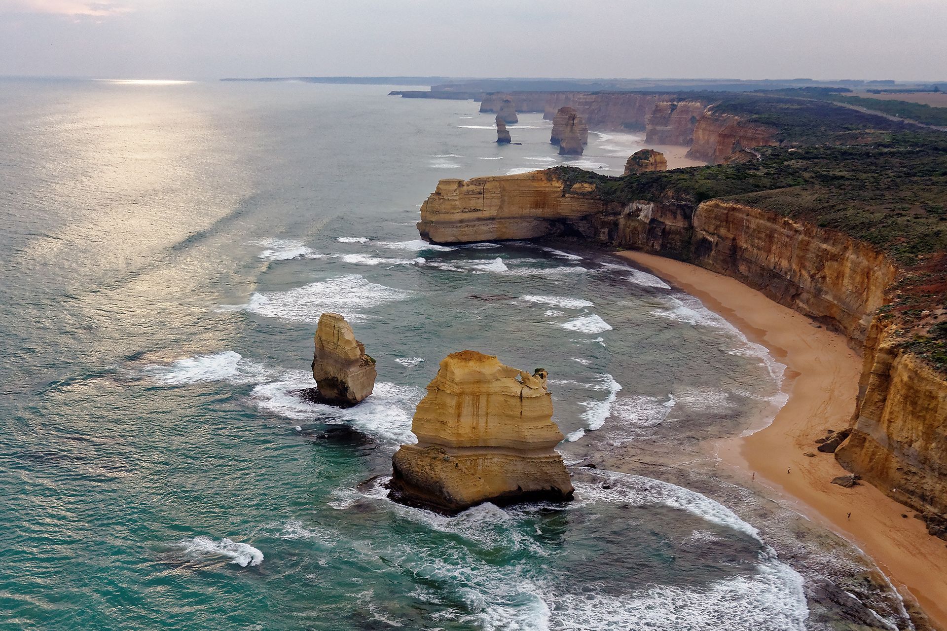 Uma vista aérea de uma praia com pedras na água