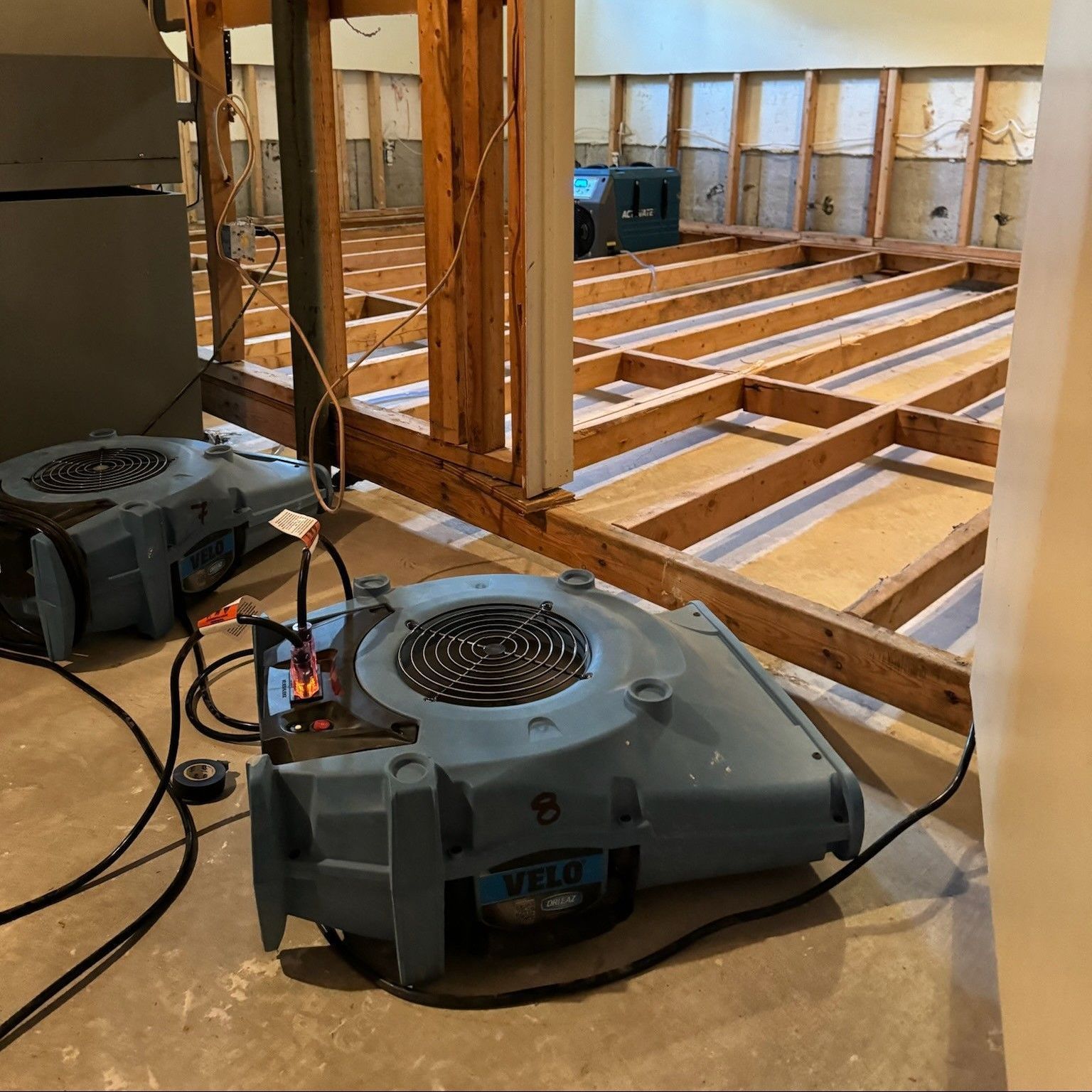 Un grand bâtiment est en train d'être démoli avec beaucoup de machines.