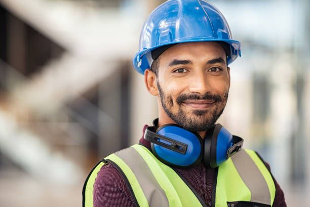 Deux fans sont assis sur le sol d'un bâtiment en construction