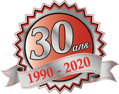 Insigne du 30e anniversaire : cercle orange avec les chiffres argentés « 30 ans » et les dates « 1990 - 2020 », entouré de bords argentés et rouges.