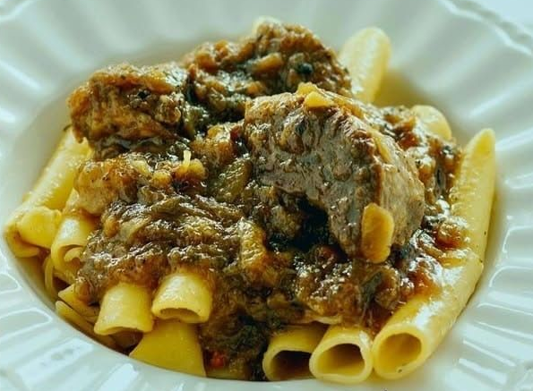 Pasta al ragù su un piatto bianco