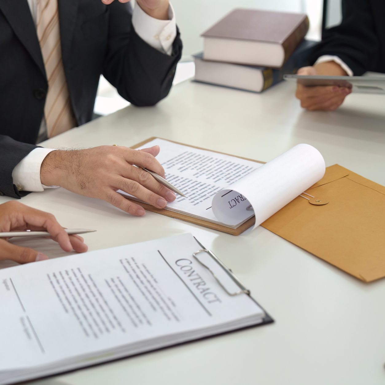 Elaboramos e revisamos contratos de forma a proteger os interesses de nossos clientes, minimizando riscos e garantindo segurança jurídica.