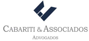 Logotipo da Cabariti & Associated Attorneys, apresentando um emblema geométrico abstrato azul acima do nome da empresa.