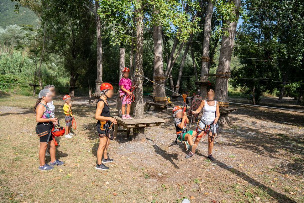 Gruppo di ragazzi in attività al Parco Avventura Lao