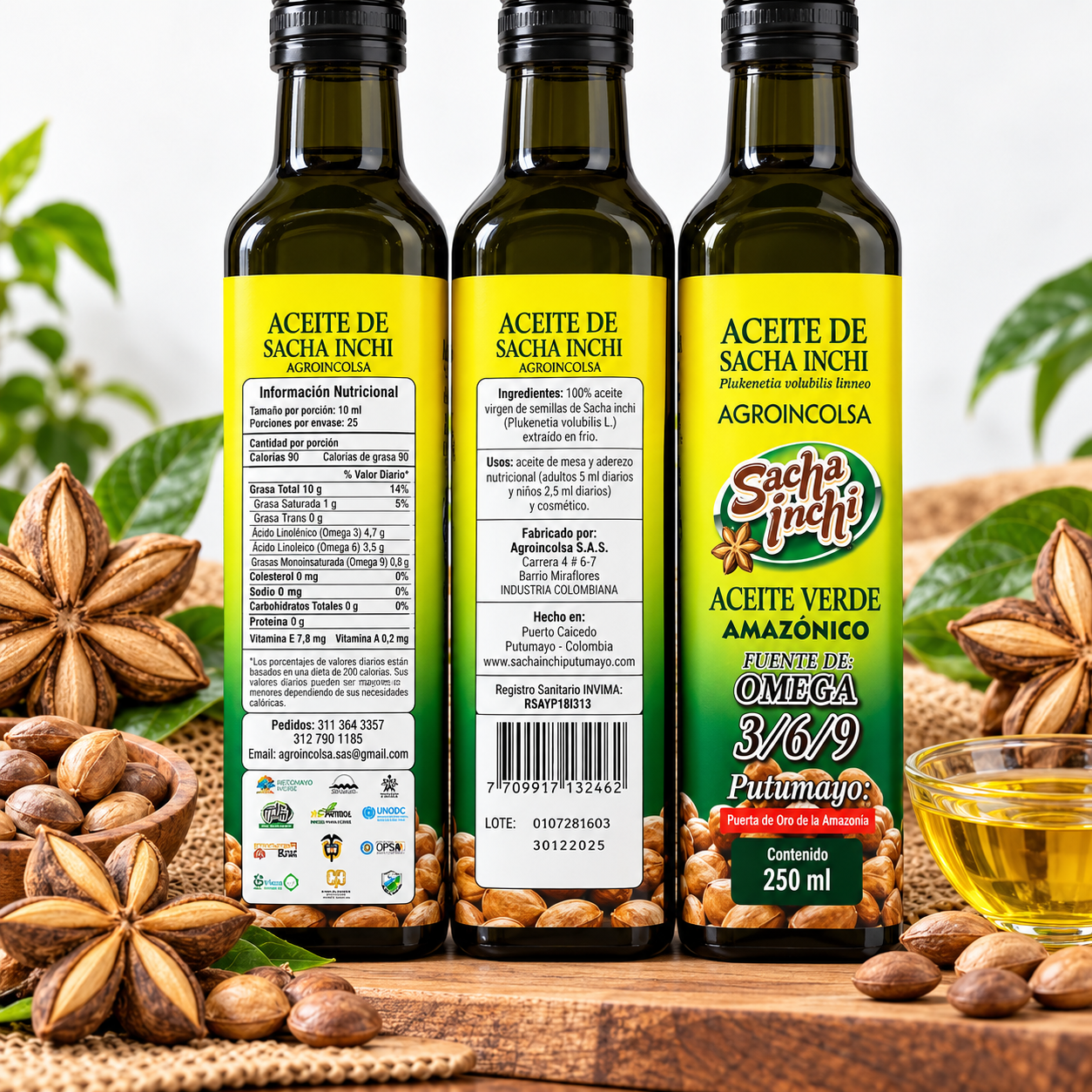 Tres botellas de aceite de oliva sobre una mesa de madera con hojas y semillas sueltas, en un entorno verde exuberante.