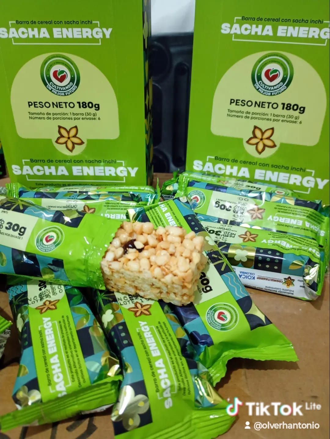 Paquetes y cajas de snacks Green Sacha Energy con un tazón de maíz inflado en exhibición.