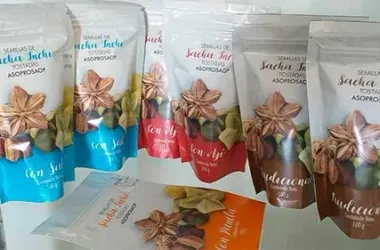 Bolsitas surtidas de snacks de sacha inchi en envases azules, blancos, rosas y marrones sobre una mesa.