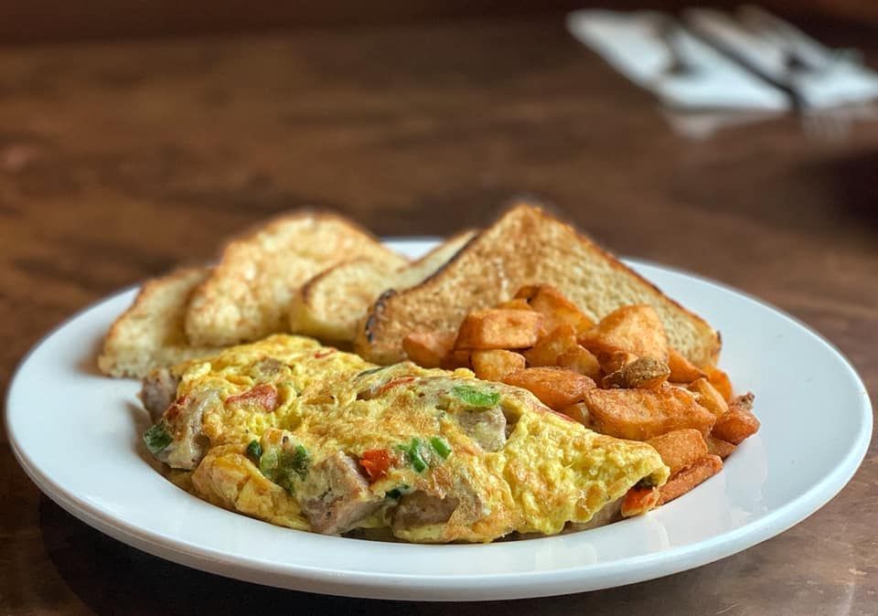 Omelet with toast and home fries