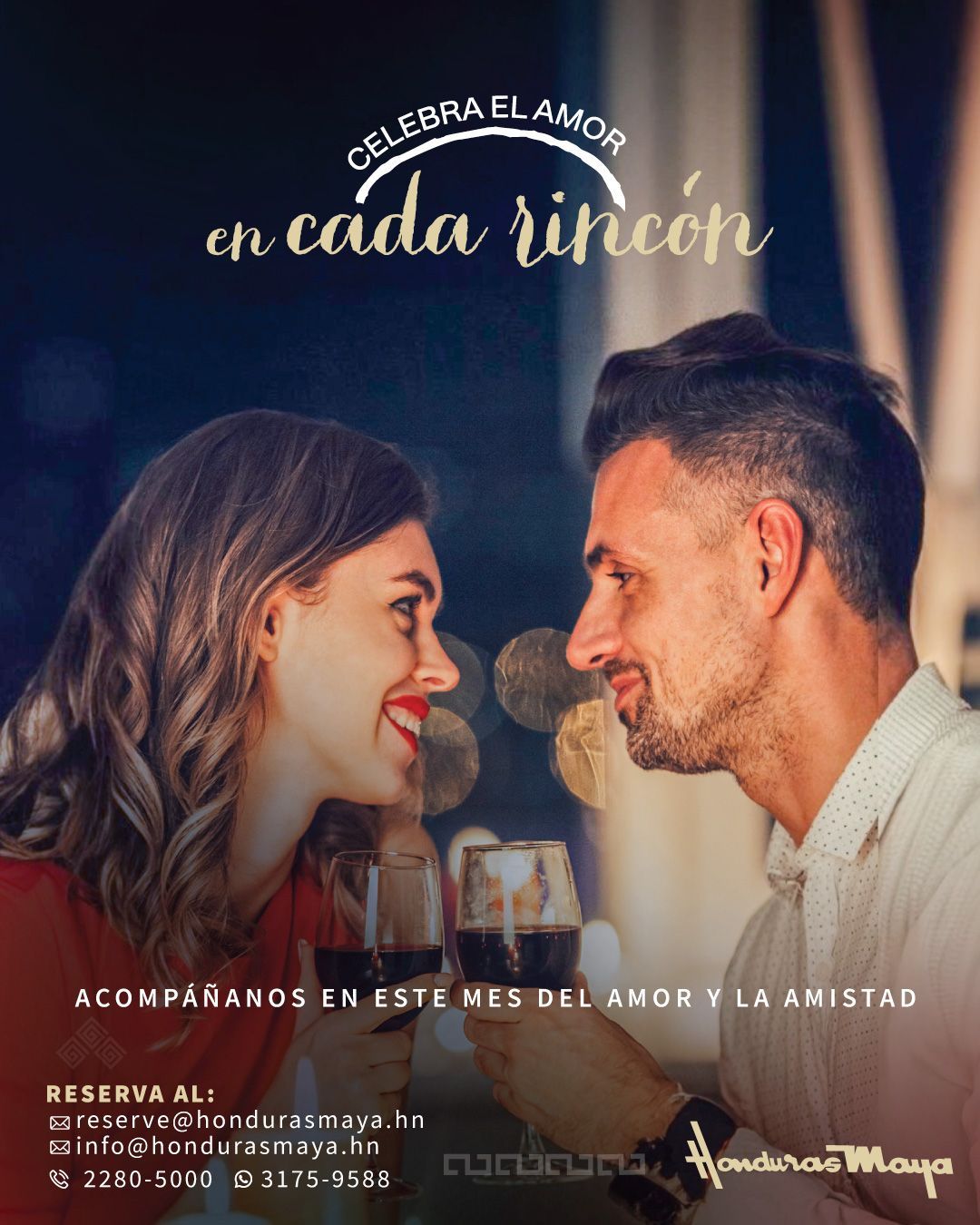un hombre y una mujer se miran mientras sostienen copas de vino.