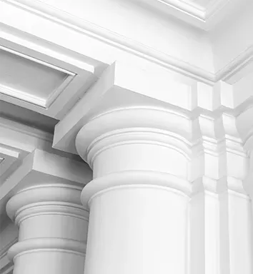 Colonnes architecturales blanches et détails de plafond.