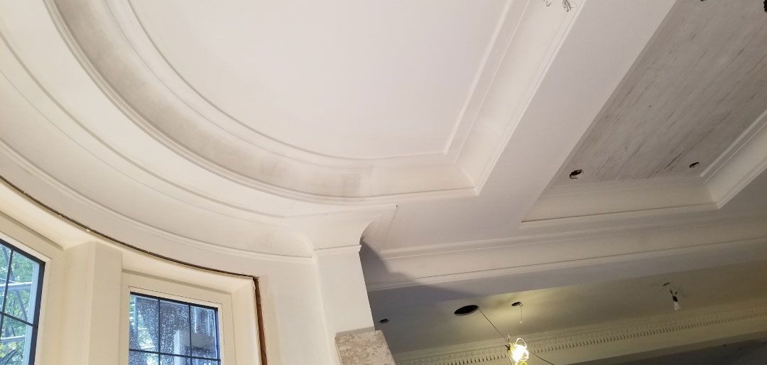 Une pièce avec un plafond incurvé et un vitrail.