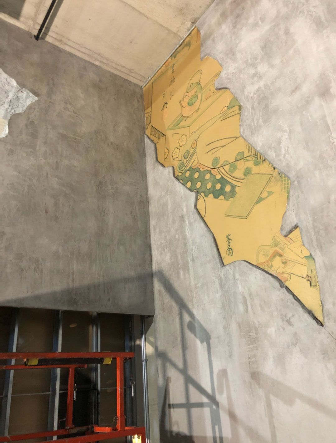 Une grande carte est accrochée à un mur en béton