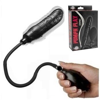 Pênis dilatador inflável unissex. Pumpn Play Dong Aphrodisia. 
Formato anatômico de pênis com glande. 
Provoca a dilatação gradual do canal vaginal ou anal, do sfinter e o estiramento do tecido muscular através do bombeamento de ar para o pênis inflável. 
Para mulheres com canal vaginal estreito, este acessório poderá auxiliar no tratamento do vaginismo. 
O mecanismo de bombeamento é manual do tipo pêra emborrachada com botão de escape de ar e controle da pressão de rápido acesso, este sistema oferece regulagem da espessura do pênis de maneira simples e segura para atingir a dimensão necessária. 
Muito útil para quem precisa de exercício de dilatação ou deseja ter prazeres distintos. 
O pênis é fabricado em elastômero atóxico e resistente, em modo relaxado possui aproximadamente 15x3cm chegando até 17x4cm depois de inflado. 
Higienize o produto antes e após o uso.
É recomendado usar com preservativo e lubrificante neutro à base de água para facilitar a limpeza e maior durabilidade do produto.
Tenha cuidado com objetos pontiagudos e unhas. 
Imagem ilustrativa. 
Embalagem caixa.
