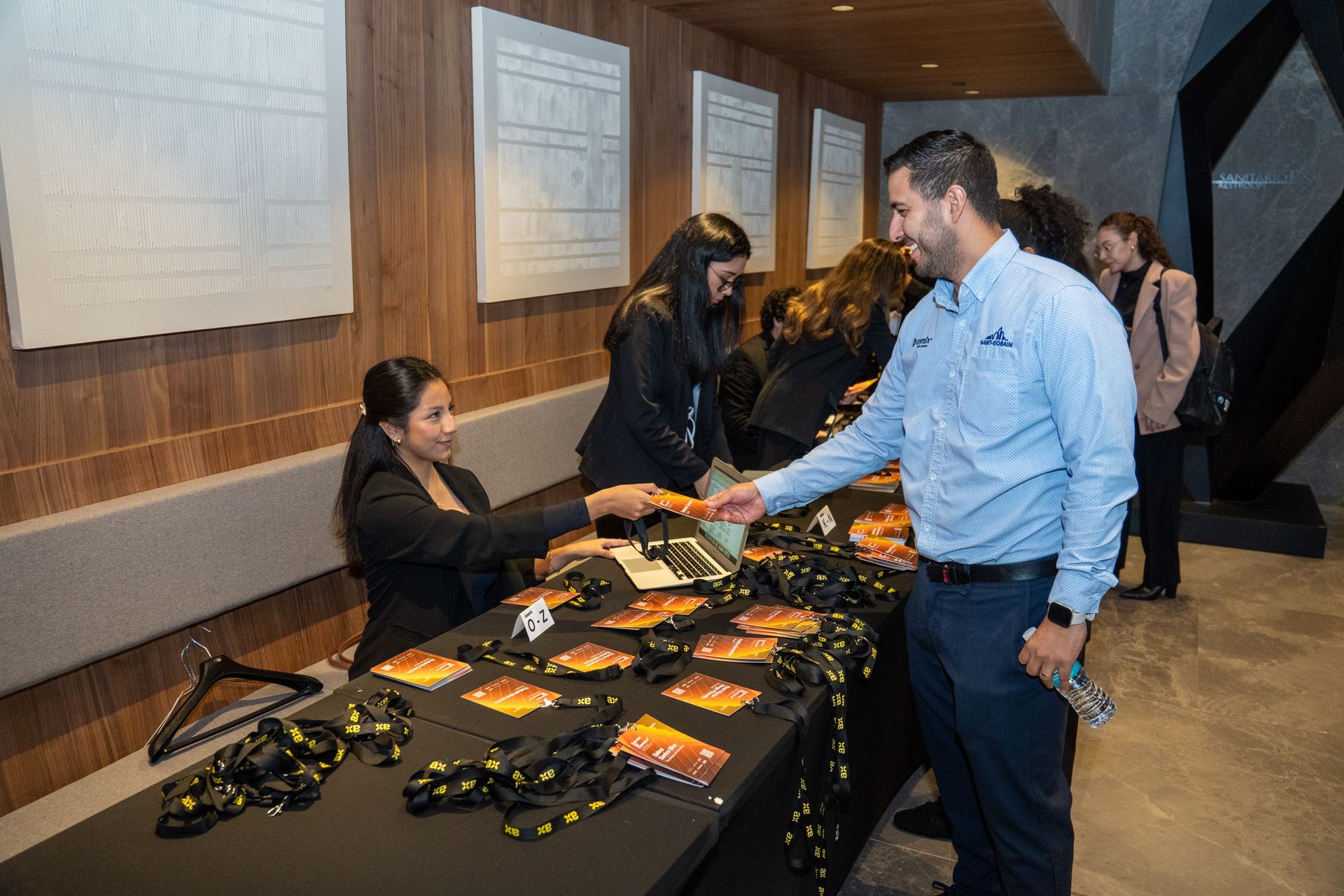 Coordinadora revisando material impreso para evento corporativo