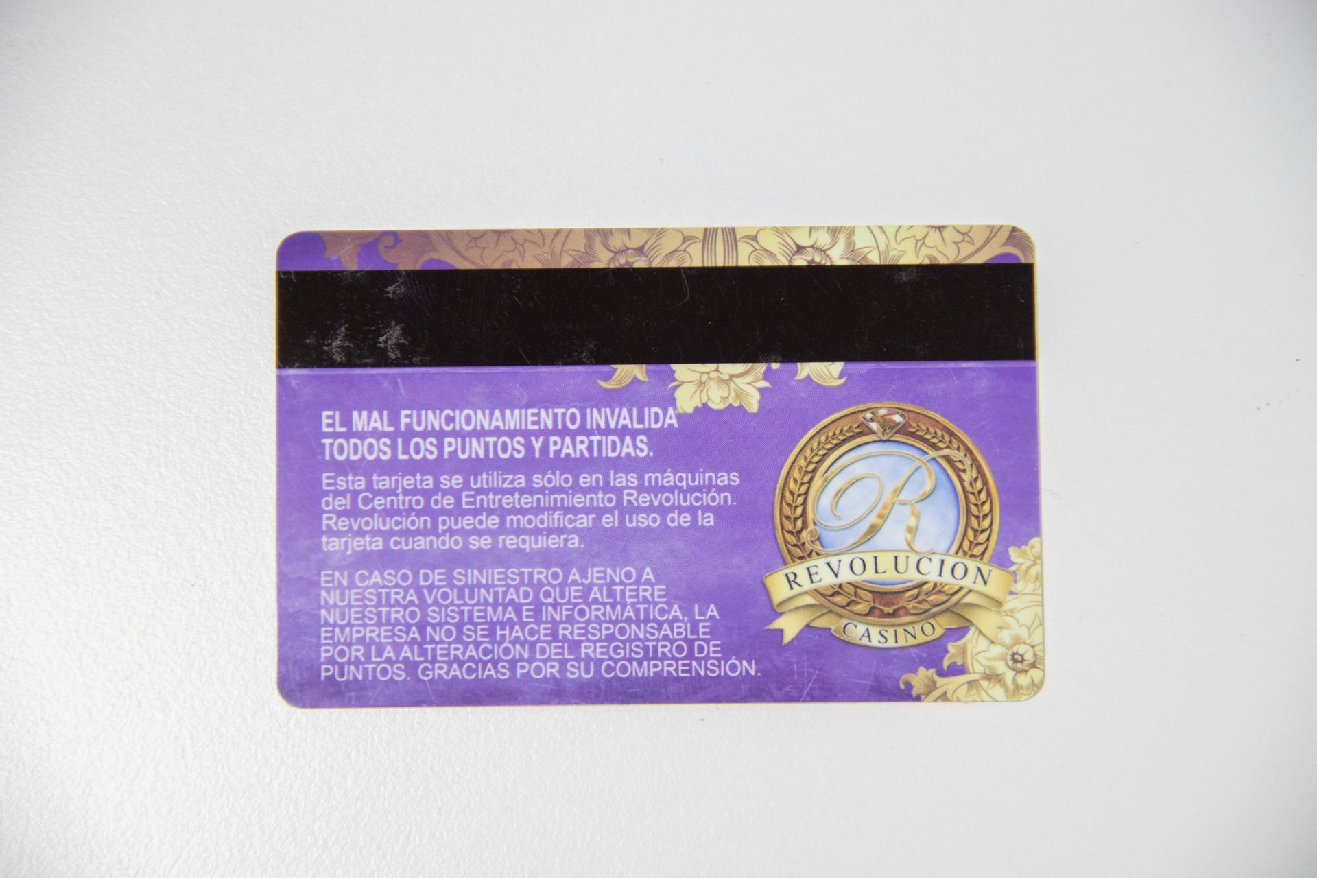 Muestras de credenciales PVC impresas a color con logotipos y datos de empleado