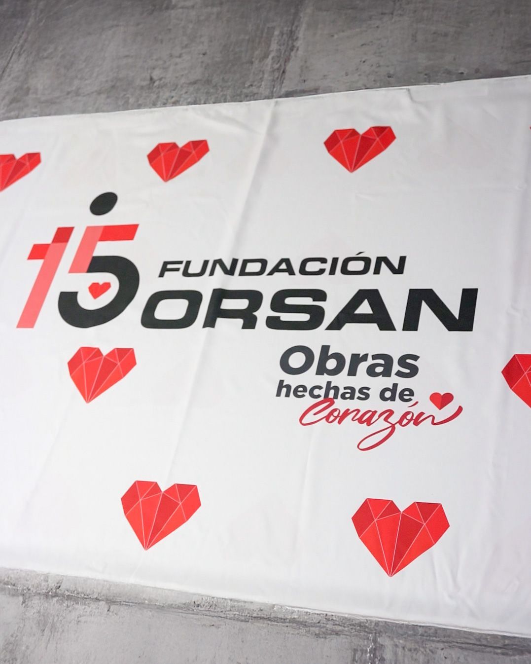 Backdrop corporativo con logotipo para evento empresarial