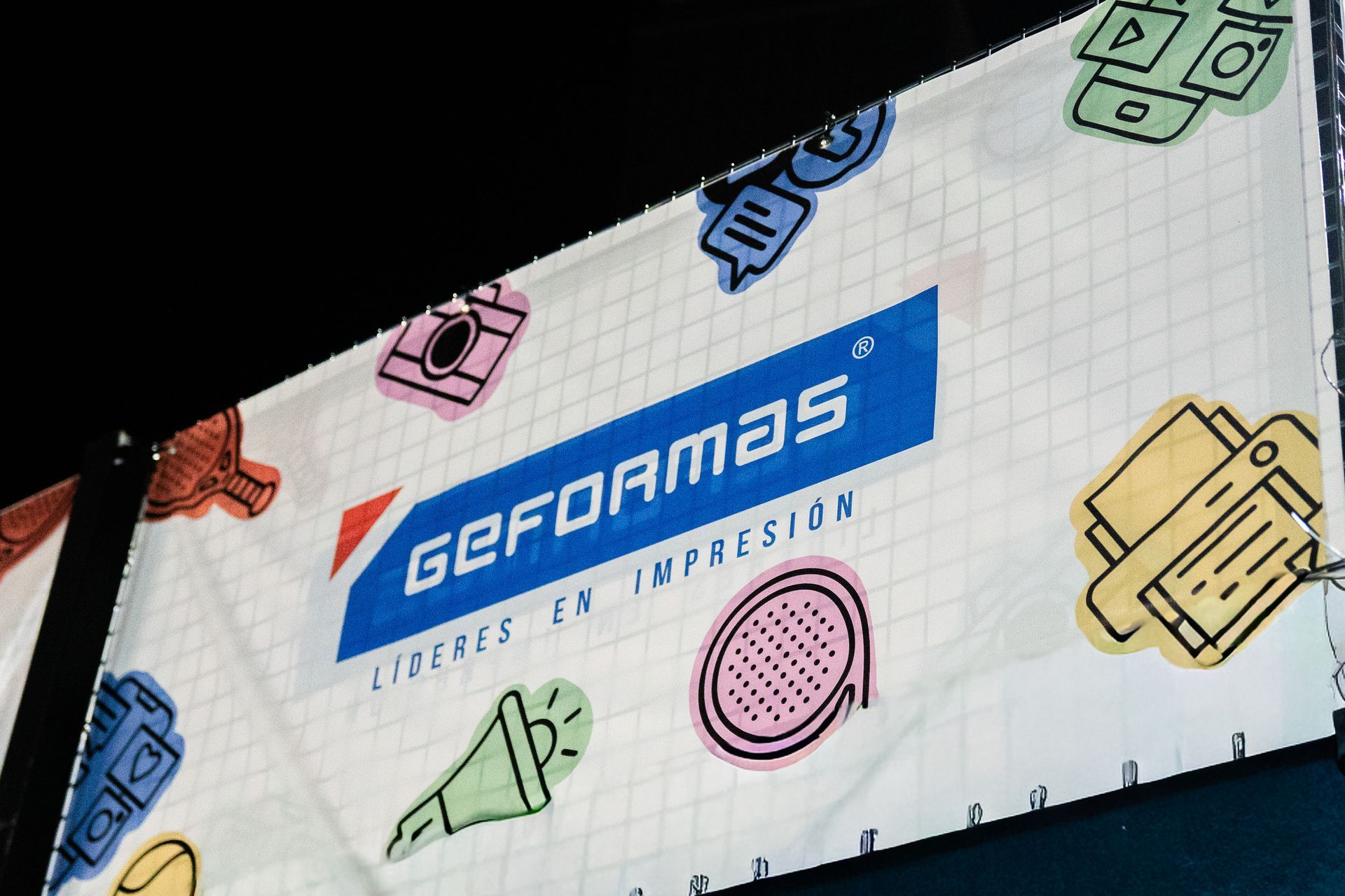 Lonas impresas de gran formato instaladas en fachada industrial