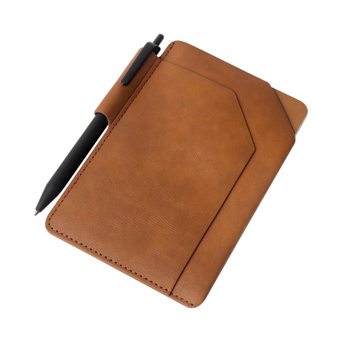 Porta Pasaporte Runa personalizable en café, SKU M 80124