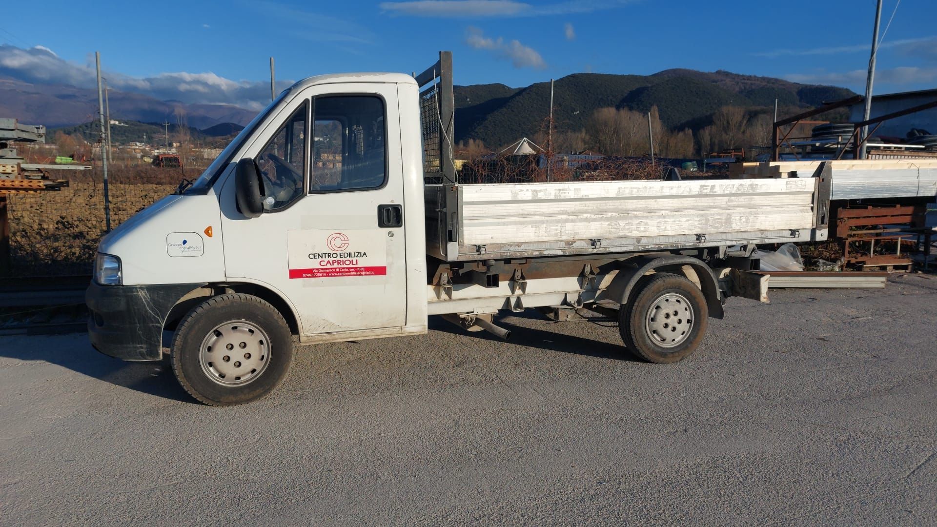 Camion bianco del Centro Edilizia Caprioli.