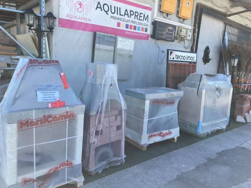 Quattro caminetti in mattoni e pietra avvolti nella plastica.