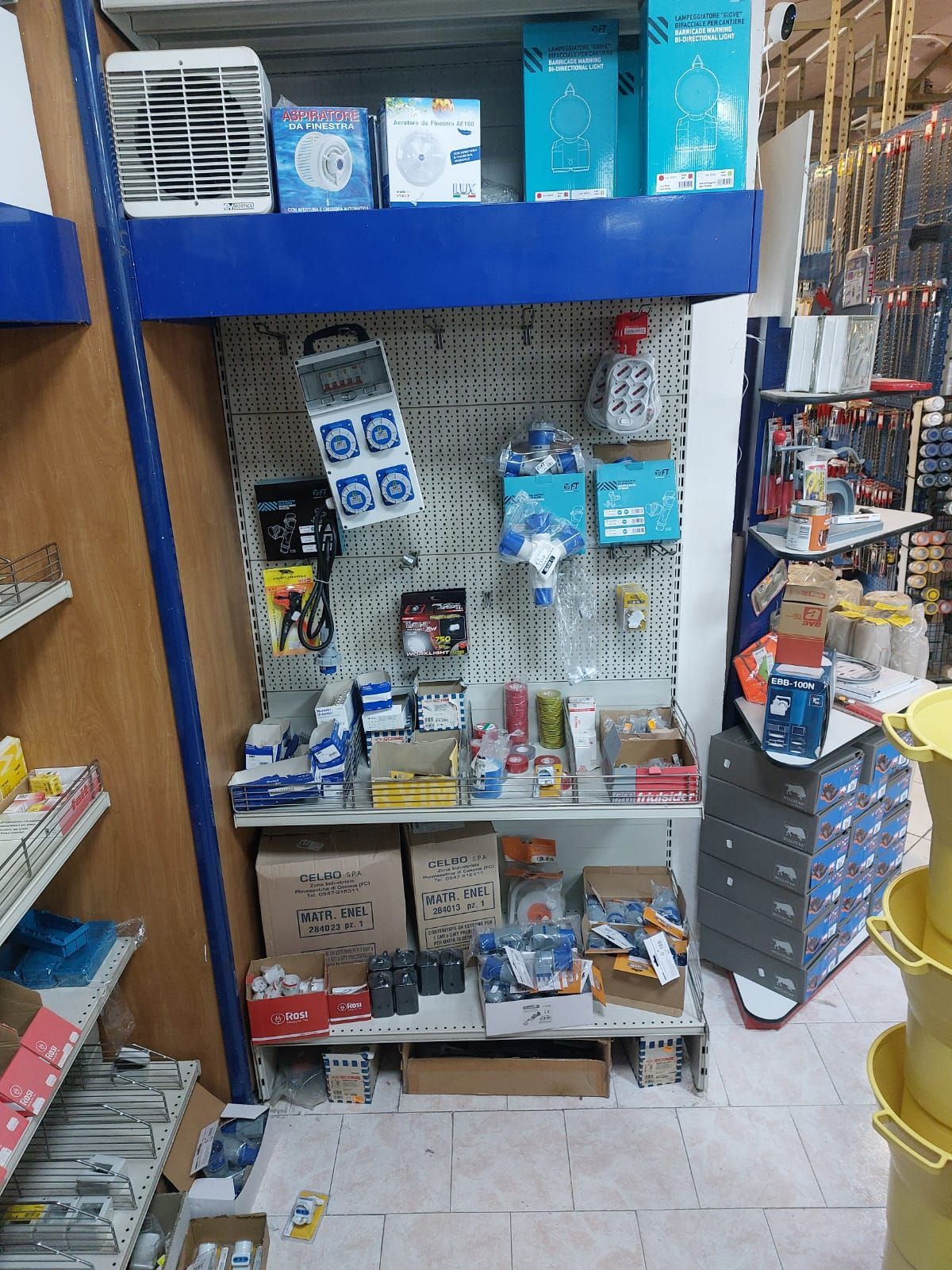 Espositore da scaffale per ferramenta con vari articoli elettrici e idraulici.