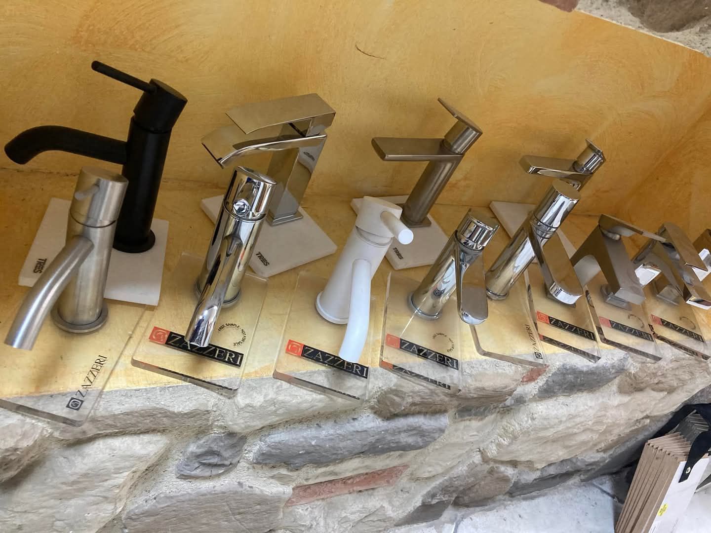 Collezione di rubinetti per il bagno in esposizione, con vari design e finiture.