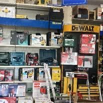 Scaffali pieni di elettroutensili di varie marche e modelli all'interno di un negozio di ferramenta.